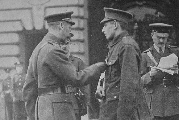 Pte T Dresser VC Yorkshire Regiment Receiving His VC From The King