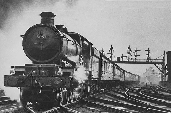 No 5057 Earl Waldergrave Leaving Reading For The West 1950s