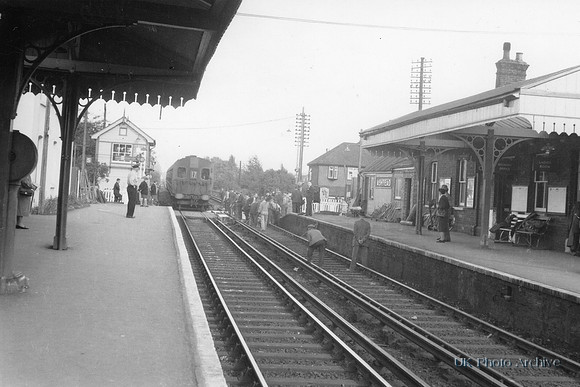 Rebuilding The Level Crossing At Ashtead Station 1930