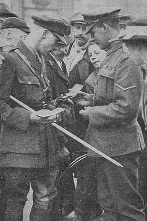 Youll J S 2nd Lt VC Northumberland Fusiliers Showing His VC To A Friend