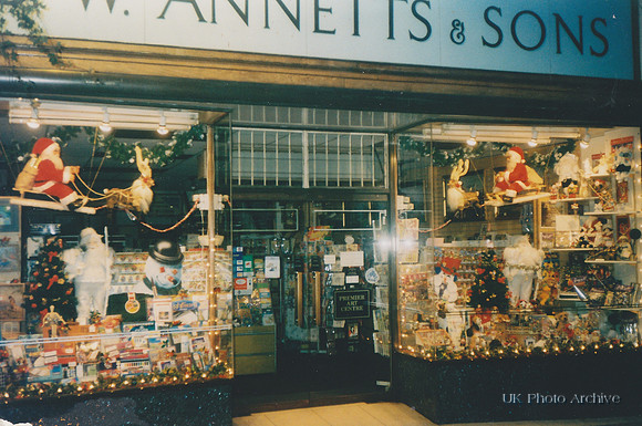 O W Annetts And Sons Christmas Day Sutton High Street 1990s