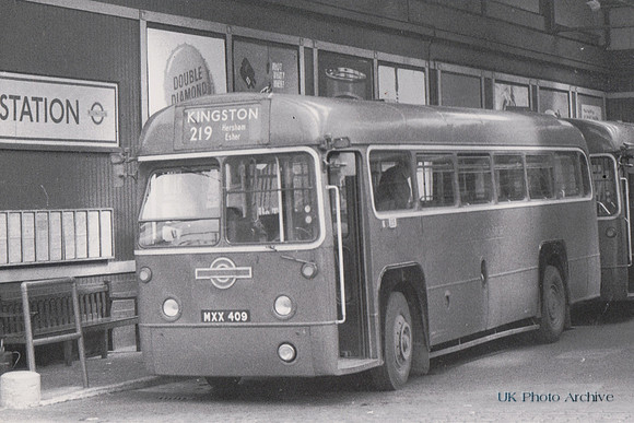 London Transport RF432 MXX 409  219 Route Kingston 1968
