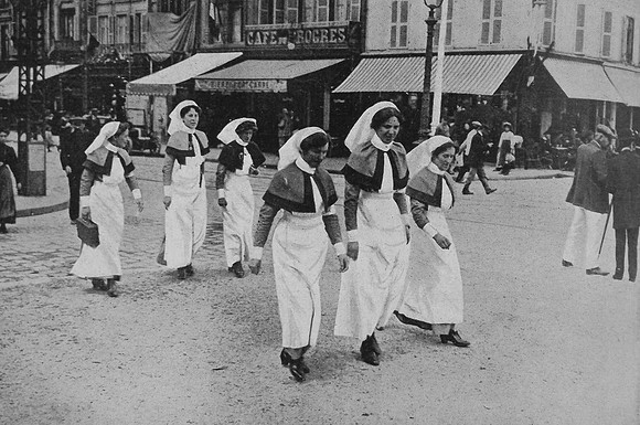 British Nurses In A Street In Amiens 1914
