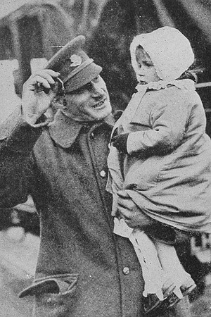 Turrall T G Pte VC Worcestershire Regiment Showing His Victoria Cross To His Daughter