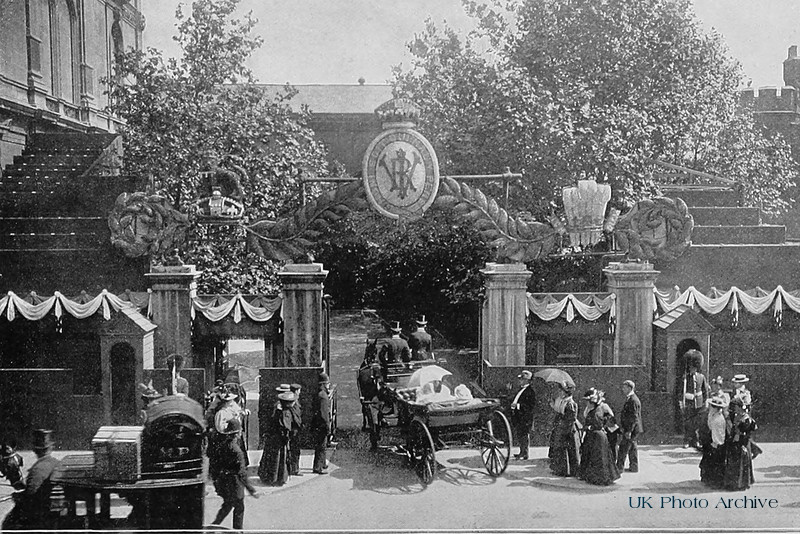 The Children Of The Duke And Duchess Of York At The Gateway Of Marlborough House 22nd Jun 1897
