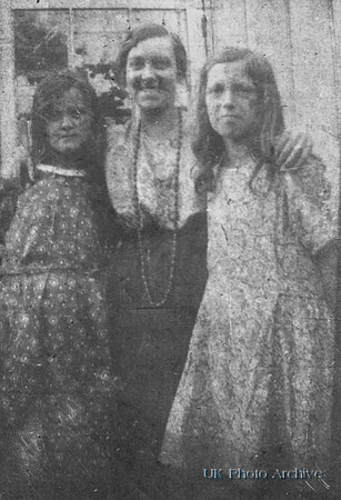 Doris Mabel Gurowich (Nee Holmes) Centre with Gladys Punter and Elsie Ash