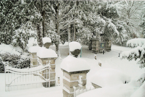 Snow Ashtead Park Gates 2nd Feb 2009 1