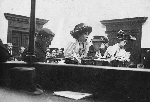 Christabel Pankhurst, Flora Drummond And Emmeline Pankhurst In Court 1908.
