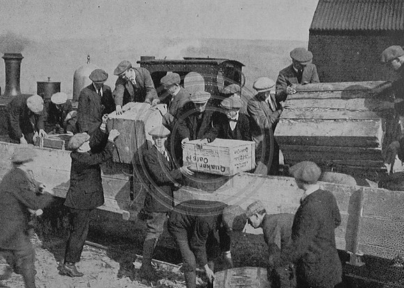 Advance Party Of The Leeds Pals Unloading At Coldstersdale September 1914