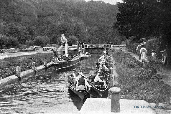 Cookham Lock Berkshire 1910