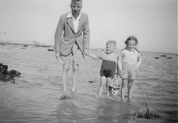 The Tomlinson Family On The Beach At Ryde Isle Of Wight 1940s