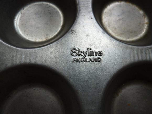 Vintage Skyline 12 Hole Muffin Bun Tin Tray