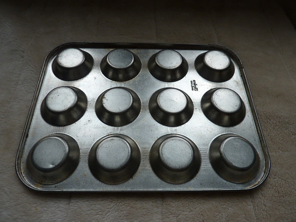 Vintage Skyline 12 Hole Muffin Bun Tin Tray