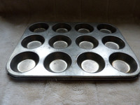 Vintage Skyline 12 Hole Muffin Bun Tin Tray