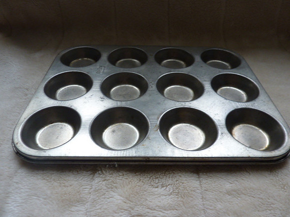 Vintage Skyline 12 Hole Muffin Bun Tin Tray