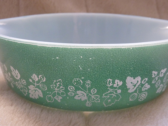 Pyrex Green Gooseberry Small Bowl Casserole