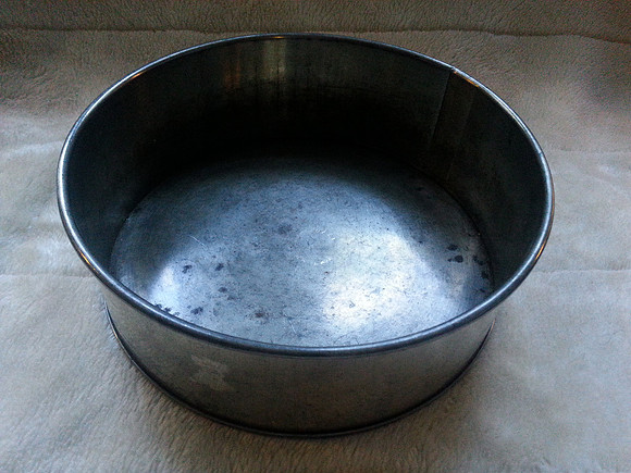 Large Vintage 9" Cake Baking Tin Retro Kitchenalia