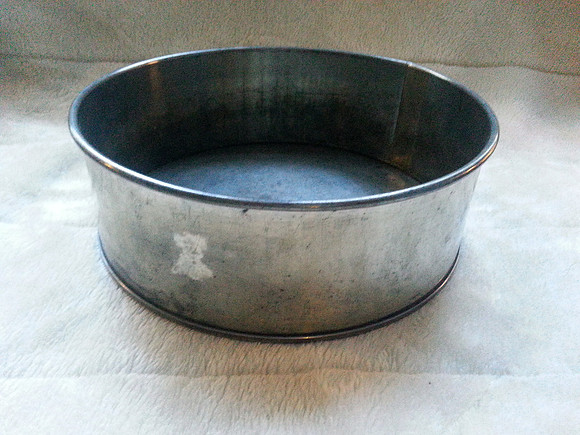 Large Vintage 9" Cake Baking Tin Retro Kitchenalia