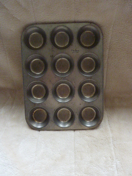 Vintage Skyline 12 Hole Muffin Bun Tin Tray