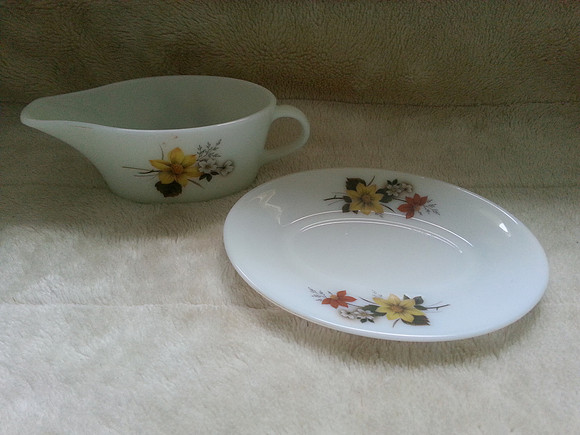 Vintage Pyrex Autumn Glory Gravy Boat And Saucer