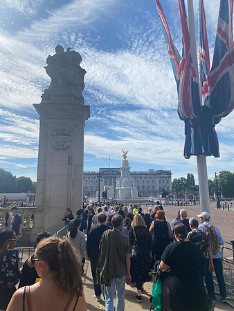 The Queue To Buckingham Palace