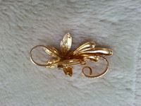 Vintage Enamel And Faux Pearl Gold Tone Flower Brooch