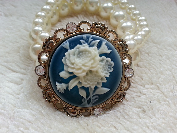 Pretty Faux Pearl And Cameo Bracelet