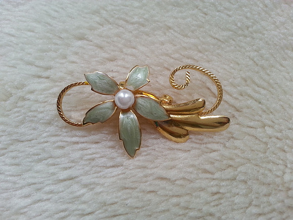 Vintage Enamel And Faux Pearl Gold Tone Flower Brooch