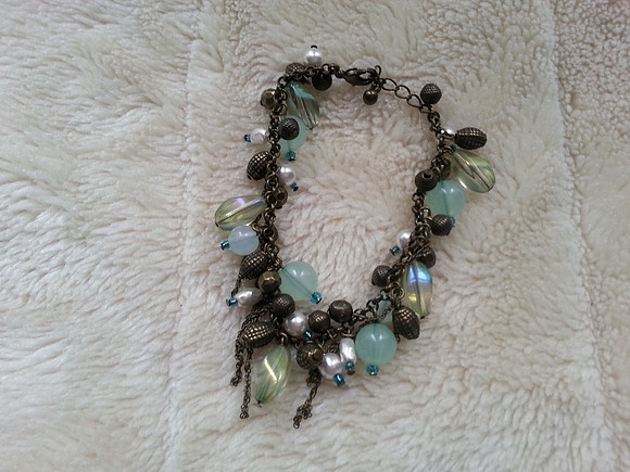 Pretty Pale Green Bead And Gold Tone Bracelet