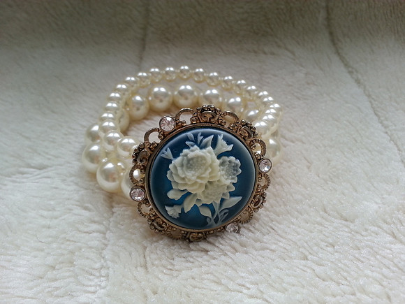Pretty Faux Pearl And Cameo Bracelet