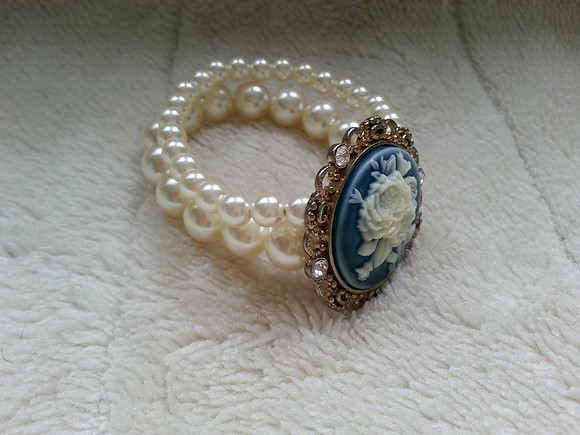 Pretty Faux Pearl And Cameo Bracelet