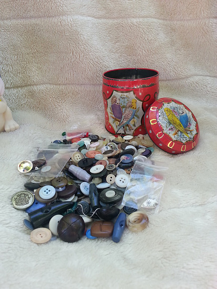 500 Vintage Buttons In 1950s Budgie Biscuit Tin