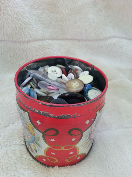 500 Vintage Buttons In 1950s Budgie Biscuit Tin