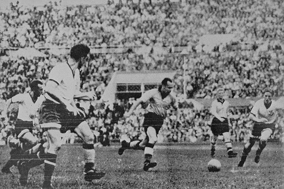 Dennis Wilshaw Wolves Breaks Through The Defence At Dynamo Moscow 1955